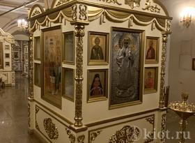 Киот вокруг колонны. Храм Богоявления Господня бывшего Богоявленского монастыря. Москва Киот вокруг колонны. Храм Богоявления Господня бывшего Богоявленского монастыря. Москва