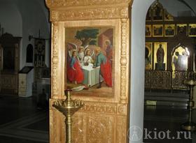 Киот напольный резной на одну икону в Георгиевском храме г. Долгопрудный Киот напольный резной на одну икону в Георгиевском храме г. Долгопрудный
