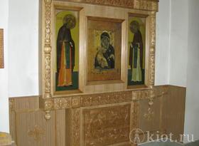 Киот резной на три иконы в Георгиевском храме г. Долгопрудный Киот резной на три иконы в Георгиевском храме г. Долгопрудный