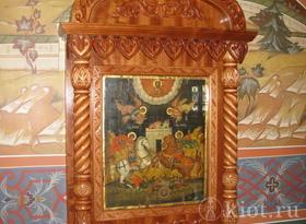 Киот настенный резной на одну икону с тонировкой в церкви Грузинской Божией Матери с. Якшино Киот настенный резной на одну икону с тонировкой в церкви Грузинской Божией Матери с. Якшино