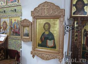 Киот настенный резной на одну икону в храме Успения Пресвятой Богородицы с. Успенское Киот настенный резной на одну икону в храме Успения Пресвятой Богородицы с. Успенское